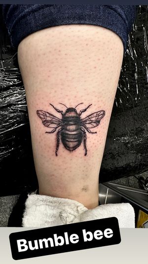 Small bee #smalltattoo #finelinetattoo #bobbygreytattoo #witchinghourtattoo #beetattoo #smalltattoo #realismtattoo #blackandgreytattoo #tattoo 