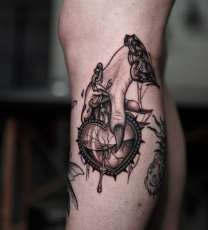 Broke heart.💔 • • @seventeenstore_tattoo @seventeenstore_tattoo • • Para marcações/ For appointments: Dm or email / belinha.tattoos@gmail.com • • #tattooart #lisboa #inkstinct #tattoo #ink #tattoostudio #tattooartist #thebesttattooartists #tattoolifestyle #inkaddict #blackworkers #darkart #vicecolor #moodyproducts #tattooideas #finelinetattoo #blackworktattoo @vicecolors_official @moodytattooproducts @edgepro_needles @cheyenne_tattooequipment @a_drop_of_black @blackworkers @tattoo_and _nothing_more