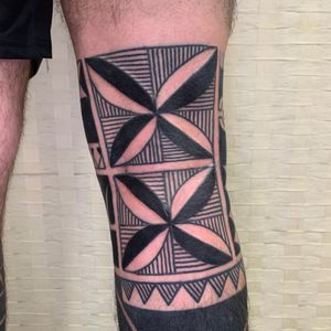 Get a stunning blackwork fine line pattern tattoo on your knee by the talented artist Andrea Furci.