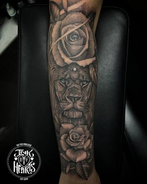 Hidden in plain sight ♧
Tattoo and design by @SimonSaysInk
#LionTattoos #RosesTattoo #QuarterSleeveTattoo #IOH #SleeveTattoos #BishopRotary #HustleButter #SilverbackInk #TattooConventions #InkedMag