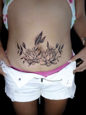 🌸Flores🌸 Cobertura de Cicatriz  trabajo realizo en el estilo BLACK AND GREY ¡ Gracias por mirar ! #tatuaje #tattoo	#peru	#lima	#tattoos	#inked	#tatuajes	#ink	#tattooed	#perunecro	#tattooperu	#tattooloverz	#tat	#realistictattoo