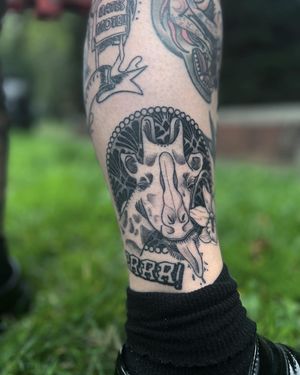 Unique blackwork giraffe with inspiring quote on lower leg by Kiky Flore.