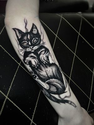 Experience the intricate beauty of this black and gray dotwork cat tattoo by renowned artist Kike Krebs.