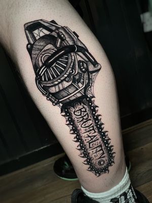 Bold dotwork chainsaw design paired with powerful quote, expertly detailed by Kike Krebs on lower leg.