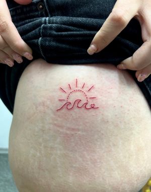Fine Line Tattoo Amsterdam By Claudia Fedorovici #finelinetattoo #finetattoo #smalltattoo #cutetattoo #suntattoo #wavetattoo #tattooartistsamsterdam #claudiafedorovici #ascetictattoo 