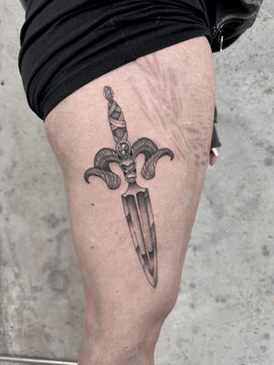 Custom dagger