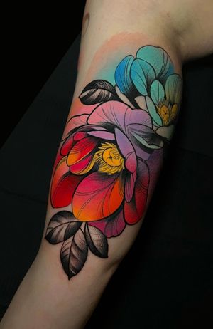 Experience the beauty of new school art with this stunning watercolor flower tattoo by Cloto.tattoos.