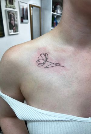 Fine Line Tattoo By Claudia Fedorovici #finelinetattoo #finetattoo #floraltattoo #claudiafedorovici #finelinetattooartist #tattooartistsamsterdam 