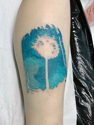 A very pretty negative space dandelion based on a Cyanotype I did a little while ago. I looove doing Cyanotype designs, if you're interested drop me a message 