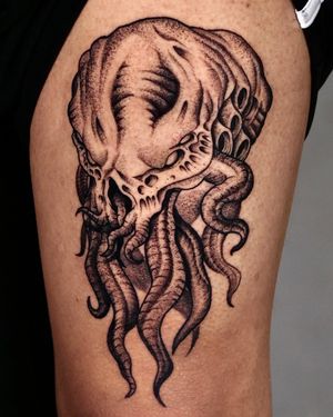 Unleash the cosmic horror with this intricately detailed blackwork and dotwork Cthulhu tattoo by the talented artist Andrew Garinther.