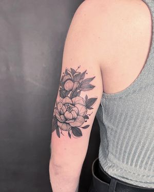 Elegant black and gray flower design by Kiky Flore, perfect for the upper arm. Delicate and detailed.