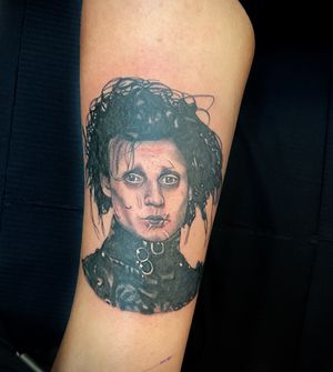 Edward scissorhands portrait! Love this film and loved tattooing this iconic portrait! 🤩#portraittattoo #kenttattoo #realismtattoo #kenttattooartist #favershamtattoo #canterburytattoo 
