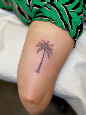Sophie Rose Hunter's stunning black and gray upper leg tattoo features a detailed palm tree design, executed in micro realism style.
