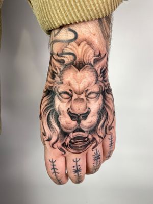 Lion knocker hand tattoo #fineline #finelinetattoo #peppershade #stipple #bngtattoo #blackandgrey #london #floraltattoo #ladyheadtattoo #girlheadtattoo #tarottattoo #handtattoo #liontattoo