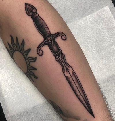 fine line dagger 