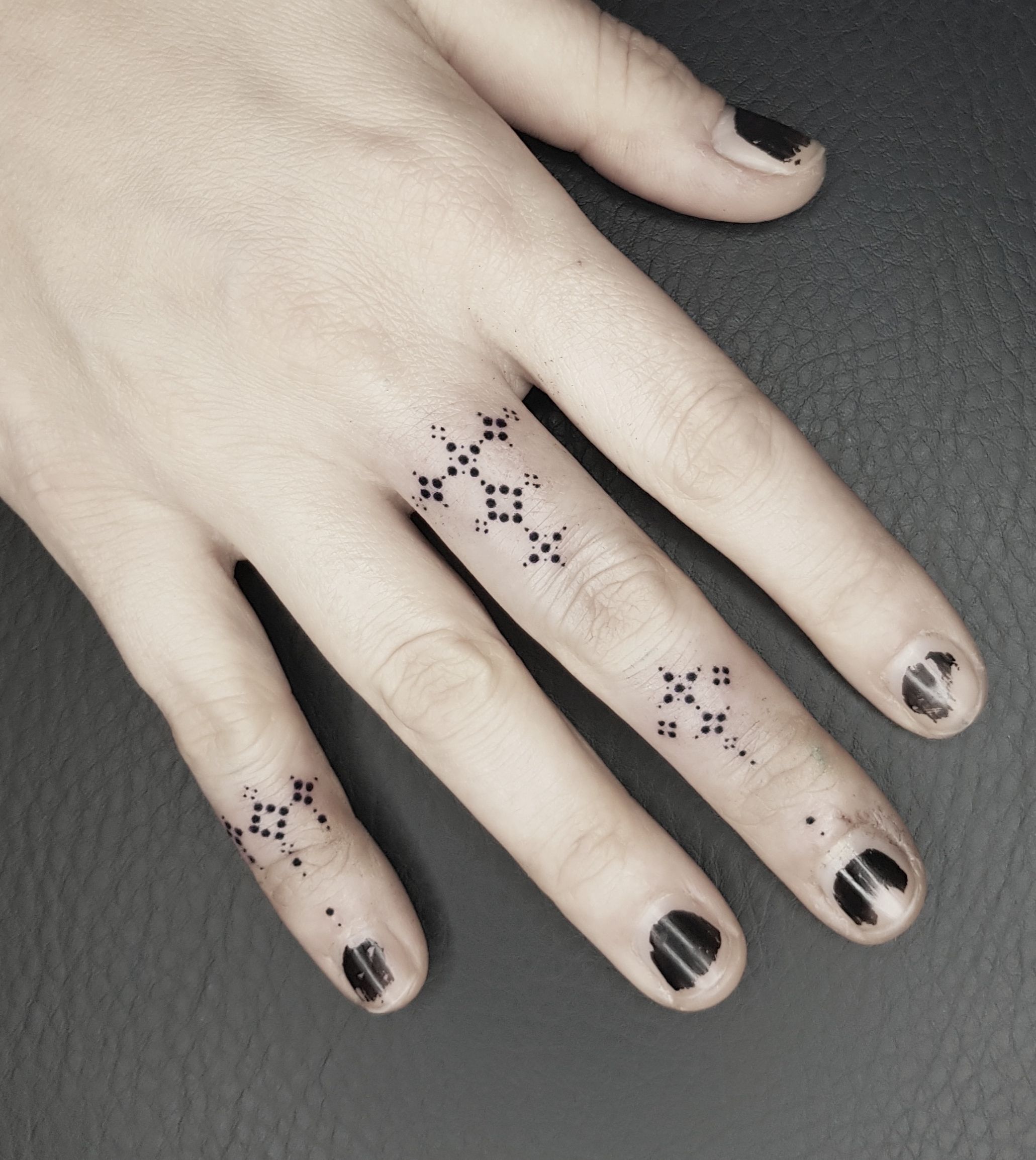 Cute Dot Tattoos That Shine on Fingers