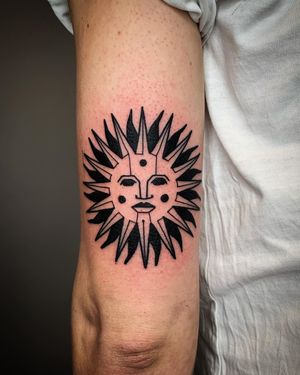 Capture the energy of the sun with this striking blackwork tattoo by Adrimetric. A bold and timeless design.