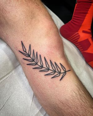 Adrimetric's illustrative tattoo features a delicate vine and branch motif, creating a whimsical and nature-inspired design.