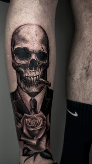 • Gentleman • 
Custom shin realistic project by our resident @cat_vaska116 
Books/info in our Bio: @southgatetattoo 
•
•
•
#skulltattoo #suittattoo #rosetattoo #southgatetattoo #sgtattoo #londontattoo #londonink #northlondontattoo 
