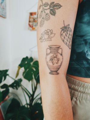 #vase #vasetattoo #medusa #medusahead #ancientgreek #dotworktattoo #minimalism #minimaltattoo #blxckink #tattoosandflash #darkartists #topclasstattooing #tattoodo #tttism