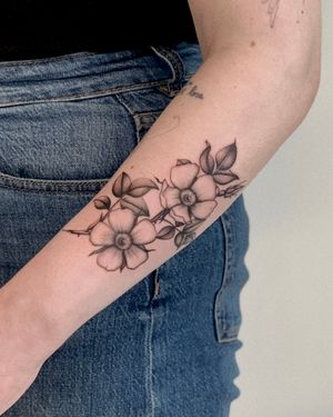 Elegantly detailed flower design on the arm, created by the talented artist Ophelya Jeandat. A stunning addition to your body art collection.