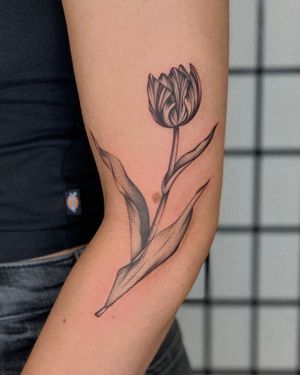 Beautiful floral design featuring a delicate tulip, expertly done by Ophelya Jeandat. Perfect for arm placement.