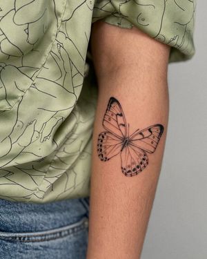 Admire the delicate detail of this illustrative butterfly tattoo by Ophelya Jeandat. A symbol of transformation and beauty.