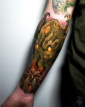 Dive into the dark depths of the ocean with this stunning neo-traditional Cthulhu tattoo, expertly crafted by artist Adrian Suez.