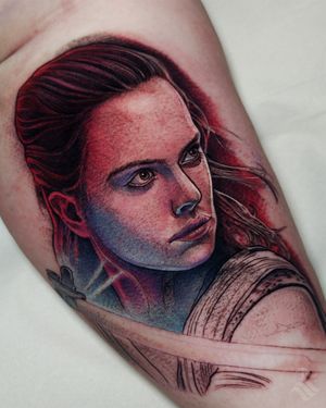 This neo-traditional and realistic tattoo featuring Skywalker and Rey from Star Wars was beautifully crafted by Adrian Suez.