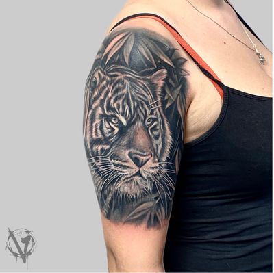 #realistic #tiger #coverup done for such an amazing customer! I’m feel so lucky and grateful to have some really sweet clients :)) . Swipe 👉🏼 . . . #realism #realismtattoo #realistictattoo #tigertattoo #coveruptattoo #animal #animaltattoo #blackandgreytattoo #portraittattoo #tattoodo #bishoprotary #panthera #pantheraink #londontattooartist #femaletattooartist #bnginksociety #coverupG #coverupg