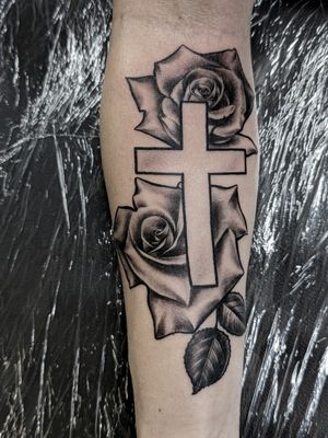 Tatuaje de rosas y cruz en longwood Florida 