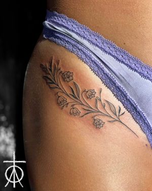 Fine Line Tattoo Amsterdam by Claudia Fedorovici #finelinetattoo #thinlinetattoo #floraltattoo #femininetattoo #cutetattoo #finelinetattooartist #claudiafedorovici #tattooartistsamsterdam #tempesttattooamsterdam