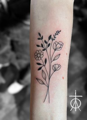 Fine Line Floral Tattoo Amsterdam by Claudia Fedorovici #finelinetattoo #floraltattoo #femininetattoo #thinlinetattoo #tattooartistsamsterdam #finelimetattooartist #claudiafedorovici #tempesttattooamsterdam