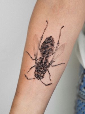 Beautiful black and gray dotwork piece by Oscar Jesus featuring intricate illustrative bee and wasp motifs.