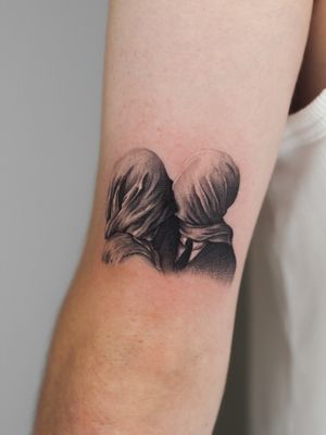 Experience the surreal beauty of René Magritte's 'The Lovers' in intricate micro realism by talented artist Oscar Jesus.