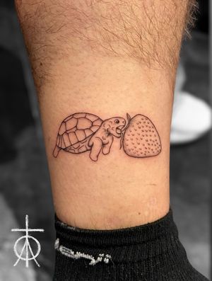 Fine Line Tattoo Amsterdam by Claudia Fedorovici #finelinetattoo #finetattoo #cutetattoo #claudiafedorovici #turtletattoo #smalltattoo #tattooartistsamsterdam #tempesttattooamsterdam 