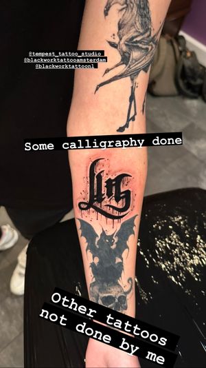Custom calligraphy LS done.
Rest of the tattoos not done by me.
#blackworktattoo #blackwork #darkcalligraphy #calligraphy #bobbygrey #witchinghourtattoo #amsterdamtattoo #amsterdamartist #tempesttattoostudio #amsterdamtattooshop 