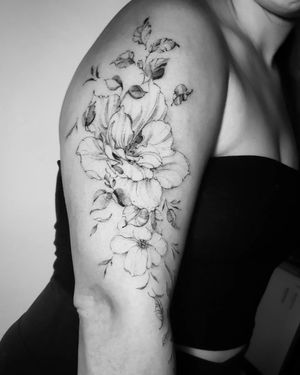 fineline-flowers-tattoo-on-upper-arm #Fineline