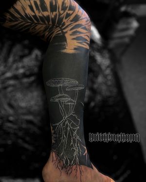 Blackwork Tattoo by Bobby Grey ( WitchinghourNL ) #blackworktattoo #blackworktattooartist #whiteonblacktattoo #bobbygrey #witchinghournl #tattooartistsamsterdam #tempesttattooamsterdam