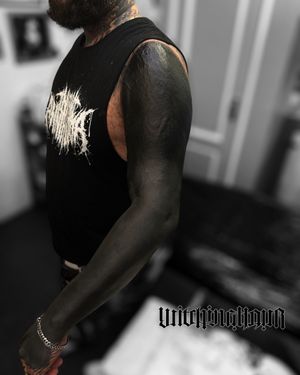 Blackout Tattoo by Bobby Grey ( WitchinghourNL ) #blackouttattoo #blackworktattoo #heavyblackworktattoo #bobbygrey #tattooartistsamsterdam #tempesttattooamsterdam 