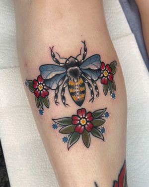 • Bee • traditional cute piece by our resident @nicole__tattoo 
Nicole has availability this week! Get in touch! 
Books/info in our Bio: @southgatetattoo 
•
•
•
#bee #beetattoo #beetattoos #traditionalbeetattoo #finelinetattoo #northlondon #blackwork #londontattoostudio #london #southgatepiercing #southgateink #londontattoo #blackworktattoo #sgtattoo #southgatetattoo #realistictattoo #amazingink #southgate #enfield #northlondontattoo #londonink 