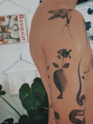 #sztuka_wojny #sztukawojnydrawing #vase #dotworktattoo #minimalism #minimaltattoo #blxckink #linework #fineline #tattoosandflash #darkartists #topclasstattooing #tattoodo #tttism 
