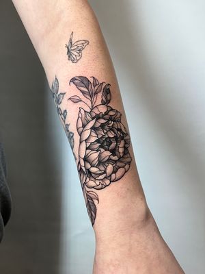 Adorn your arm with a stunning floral design crafted by tattoo artist Liam Collins. Embrace the beauty of nature with this elegant piece.