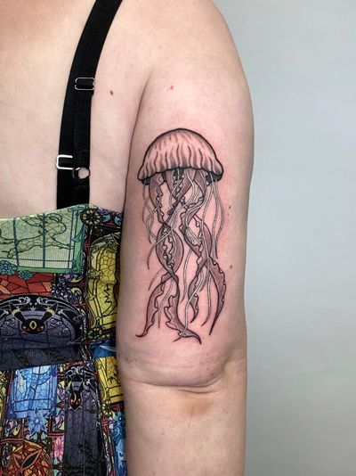 Stunning illustrative tattoo of a jellyfish created by talented artist Liam Collins.