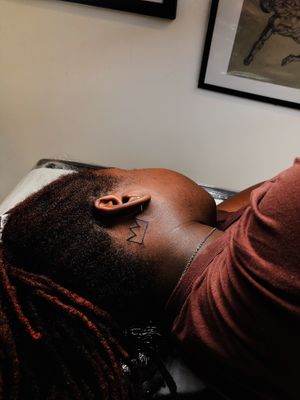 Illustrative tattoo featuring a unique fusion of a crown and Basquiat's artistic style by Gabriele Edu.