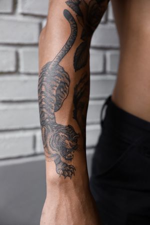 Experience the fierce beauty of a handcrafted Japanese tiger tattoo by talented artist Jeppe Dahl Rørdam.