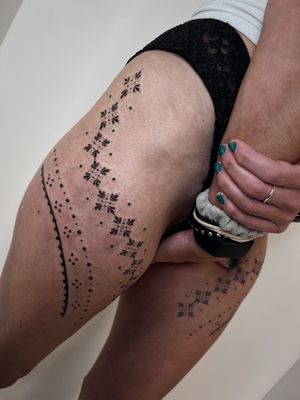 Ornamental hip to thigh, made symmetrical in two sessions but can be completed in one.  