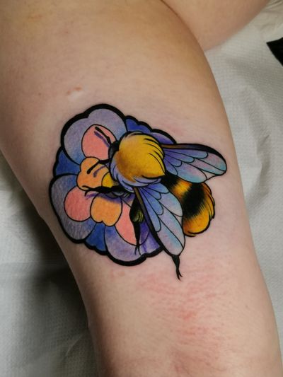 #beetattoo #insecttattoo #flowertattoo #ornamental #colourfultattoo #colourtattoo #bee #flashtattoo #neotraditionaltattoo #londontattoo 