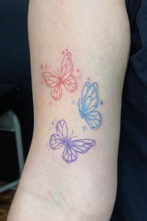 🦋Tatuarse mariposas simbolizan la transformación, la belleza, la libertad y la renovación. También representar la delicadeza y la efímera naturaleza de la vida.Gracias por la confianza @milenabravo545#promooctubre #uio #tatuaje #tattoocolor #hermosas #unicas #quito #tatuaje #artist #tattoos