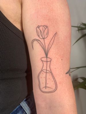 Bold tulip flower design by artist Dan Bramfitt on upper arm in ignorant style.